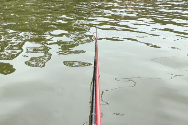 下雨天钓鲫鱼是钓底还是钓浮，一般采取钓浮的方式